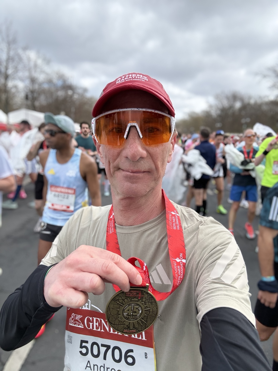 Andreas nach dem Berlin Halbmarathon 2026 mit seiner Finisher-Medaille