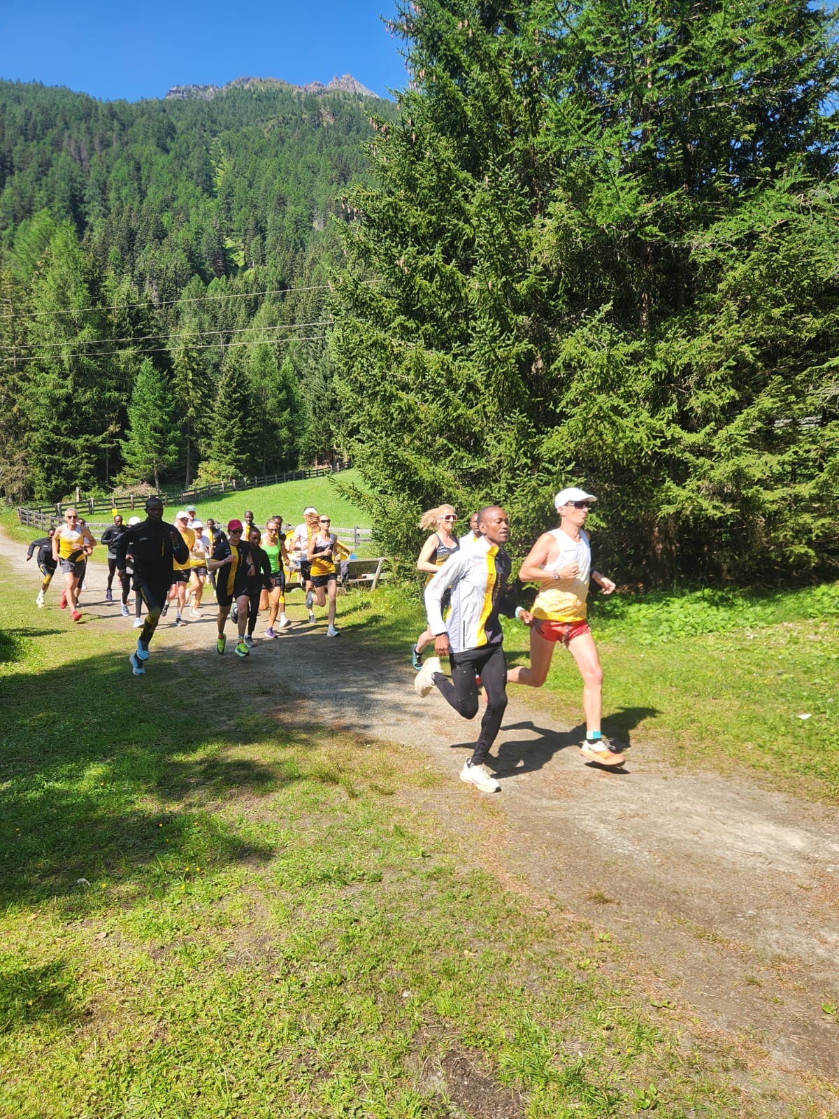 Trainingsgruppe mit Andreas und kenianischen Profiathleten auf einem Bergweg in Kals