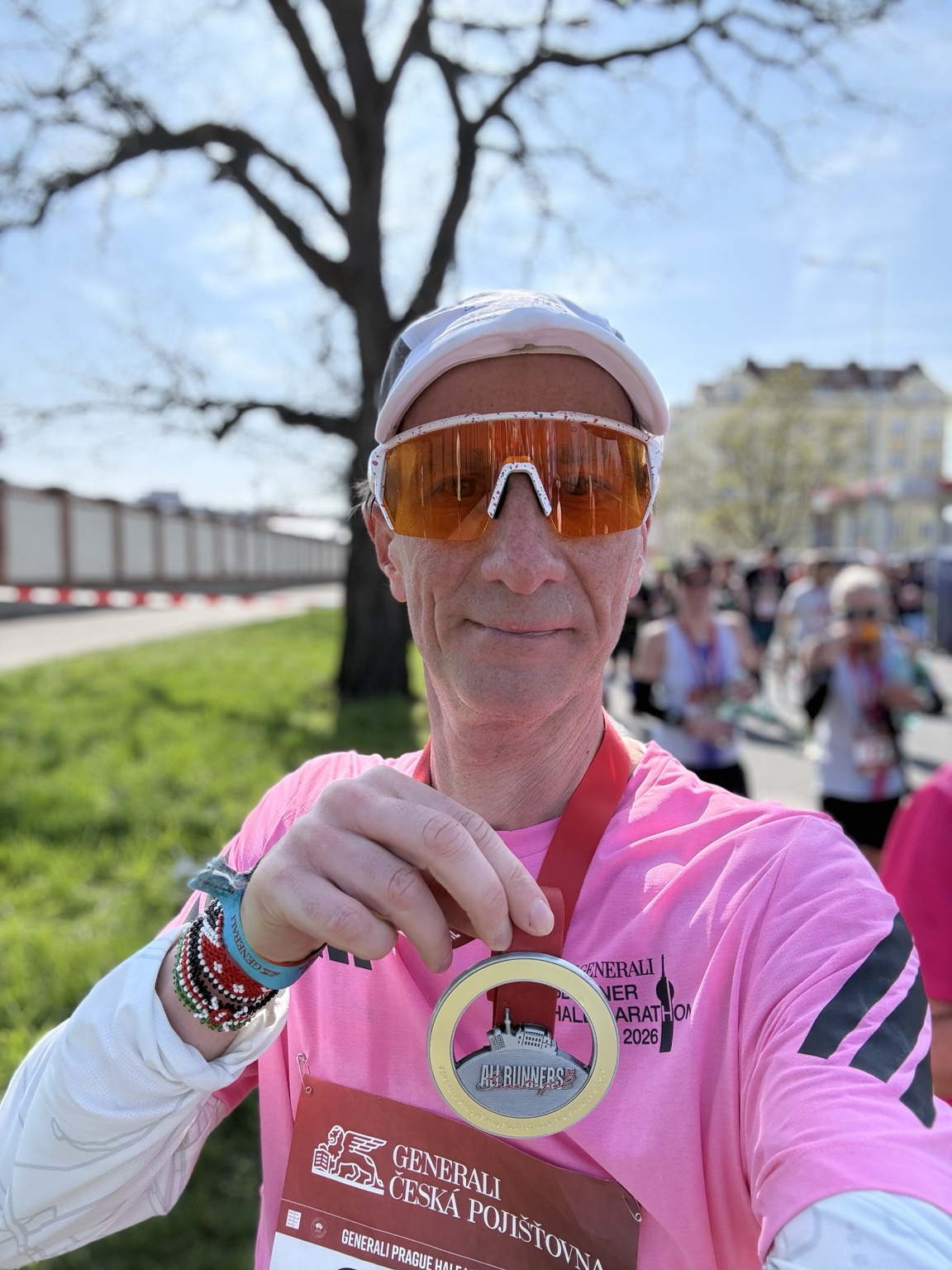 Andreas nach dem Prag Halbmarathon 2026 mit seiner Finisher-Medaille